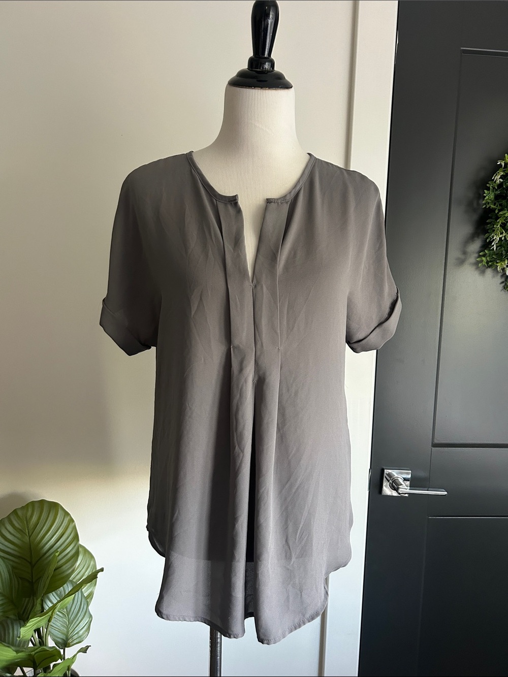 🌸 S Gray Split-Neck Short Sleeve polyester Blouse